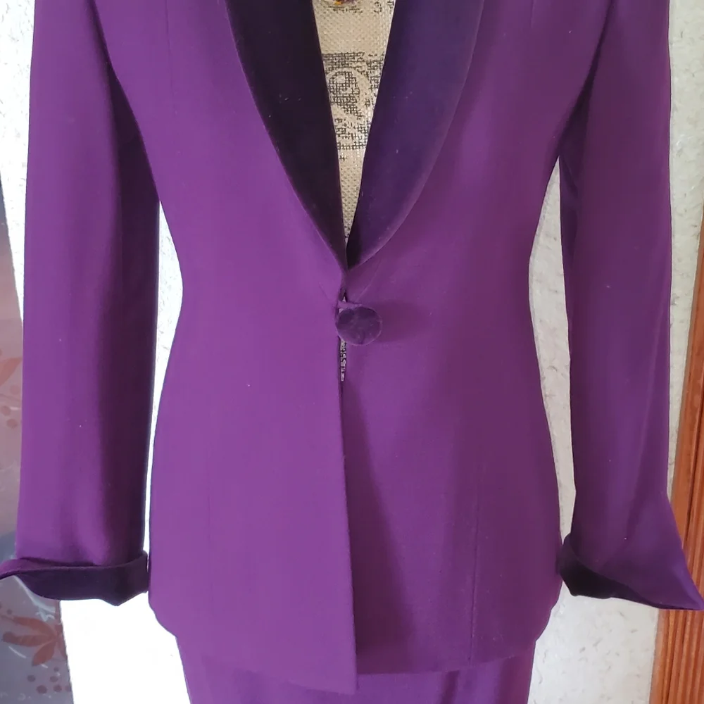 Original Christian Dior SUIT. Never been worn. 100% wool . Size 2 p